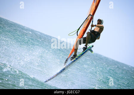 Uno sportman windsurf Foto Stock