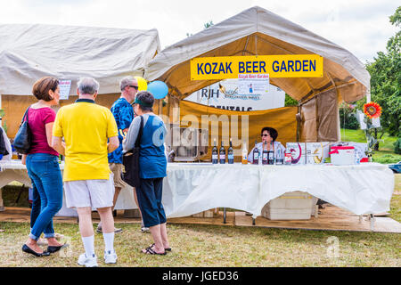 Silver Spring, Stati Uniti d'America - 17 Settembre 2016: Ucraino Kozak Beer Garden e firmare con persone ad acquistare cibo e bevande tradizionali al festival Foto Stock