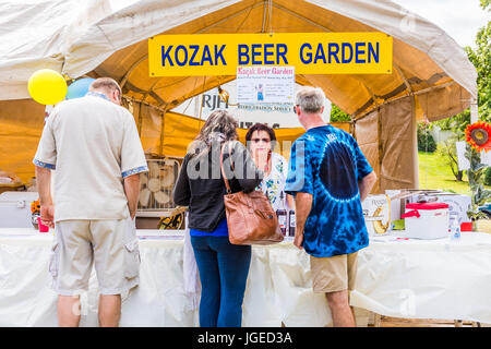 Silver Spring, Stati Uniti d'America - 17 Settembre 2016: Ucraino Kozak Beer Garden e firmare con persone ad acquistare cibo e bevande tradizionali al festival Foto Stock