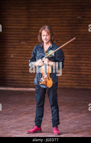 Silver Spring, Stati Uniti d'America - 17 Settembre 2016: Vasyl Popadiuk virtuoso suona il violino durante il festival ucraino prestazioni Foto Stock