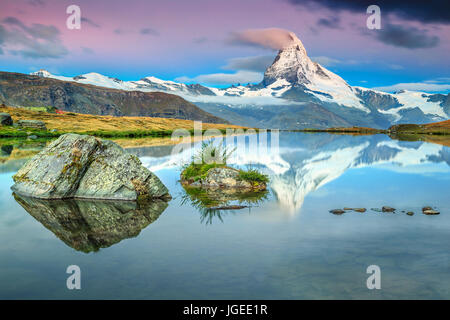 Fantastico panorama di sunrise con il Cervino e il bellissimo famoso lago alpino, Stellisee, Vallese, Svizzera, Europa Foto Stock