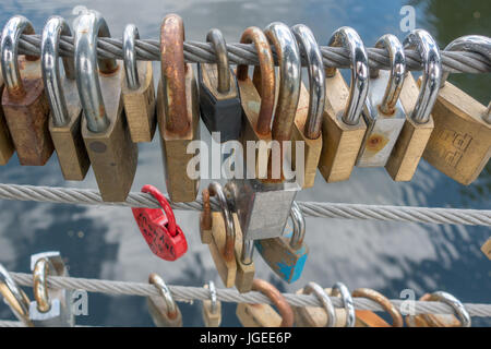 Lucchetti sul lato di un ponte, fili di sicurezza Foto Stock