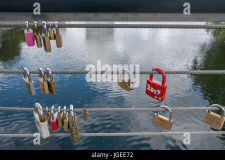 Lucchetti sul lato di un ponte, fili di sicurezza Foto Stock