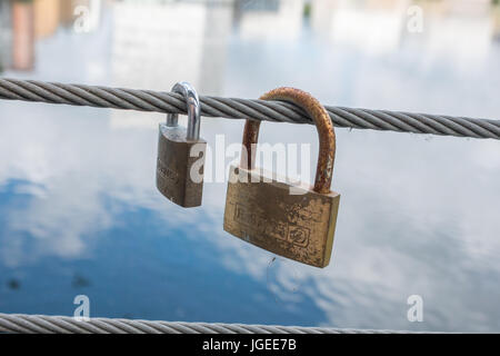 Lucchetti sul lato di un ponte, fili di sicurezza Foto Stock