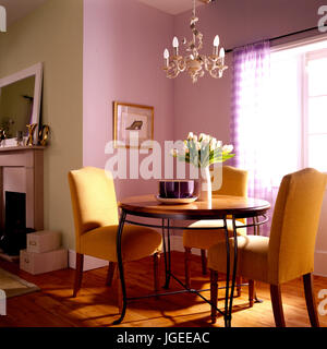 Sala da pranzo con tavolo di progettazione e imbottiti sedie gialle Foto Stock