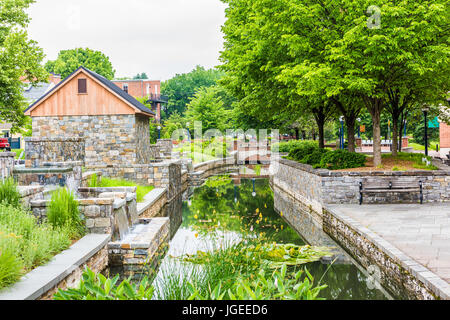 Frederick, Stati Uniti d'America - 24 Maggio 2017: Carroll Creek in Maryland city park con canal e panca Foto Stock