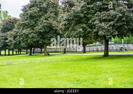 Gettysburg, Stati Uniti d'America - 24 Maggio 2017: Cimitero Nazionale di Gettysburg battlefield parco con alberi secolari e il percorso Foto Stock