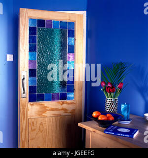 Pini porta con pannelli di vetro colorati di colori diversi Foto Stock