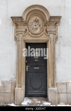 Antica porta di St Mary presbiterio della chiesa nella città vecchia di Cracovia in Polonia. Foto Stock