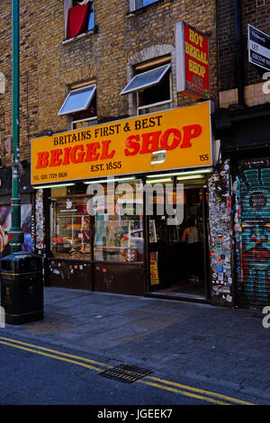 Il primo negozio di Beigel in Gran Bretagna a Londra il Brick Lane nell'East End. Foto Stock