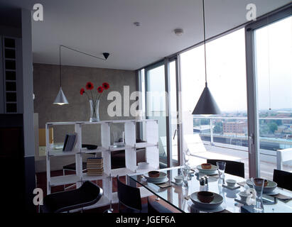 Openplan soggiorno con divisore di camera in appartamento moderno. Foto Stock