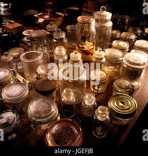 Un assortimento di vasi per la vendita sul mercato interno in stallo Foto Stock