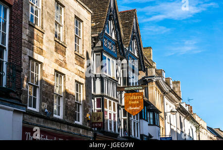 Segno per i camminatori Libri e Thorntons, al di fuori di edifici del periodo nella storica città di Stamford, Lincolnshire, Inghilterra, Regno Unito. Foto Stock