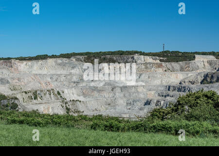 Wheal Remfry China Clay Pit / fabbrica vicino a St. Dennis, in Cornovaglia. Astratto di data mining, terrazze minerarie in Cornovaglia, metafora del litio della Cornovaglia. Foto Stock