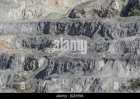 Wheal Remfry China Clay Pit / fabbrica vicino a St. Dennis, in Cornovaglia. Astratto di data mining, terrazze minerarie in Cornovaglia, metafora del litio della Cornovaglia. Foto Stock