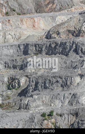 Wheal Remfry China Clay Pit / fabbrica vicino a St. Dennis, in Cornovaglia. Astratto di data mining, terrazze minerarie in Cornovaglia, metafora del litio della Cornovaglia. Foto Stock