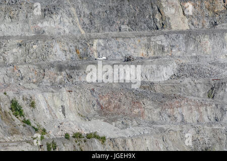 Wheal Remfry China Clay Pit / fabbrica vicino a St. Dennis, in Cornovaglia. Astratto di data mining, terrazze minerarie in Cornovaglia, metafora del litio della Cornovaglia. Foto Stock