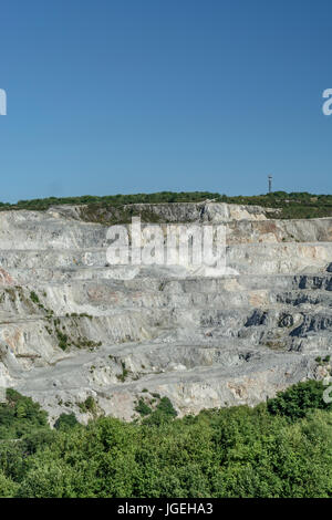 Wheal Remfry China Clay Pit / fabbrica vicino a St. Dennis, in Cornovaglia. Astratto di data mining, terrazze minerarie in Cornovaglia, metafora del litio della Cornovaglia. Foto Stock