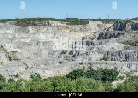 Wheal Remfry China Clay Pit / fabbrica vicino a St. Dennis, in Cornovaglia. Astratto di data mining, terrazze minerarie in Cornovaglia, metafora del litio della Cornovaglia. Foto Stock