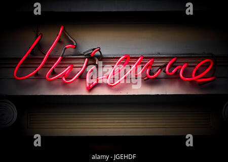 Insegna al neon sopra Vivienne Westwood il flagship store in Conduit Street nel quartiere di Mayfair, Londra Foto Stock