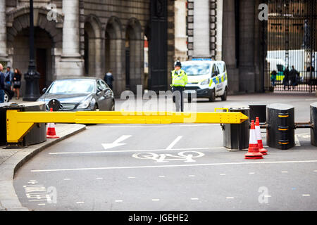 Sicurezza e barriere stradali a Admiralty Arch a Trafalgar Square a Londra installato a seguito di una serie di attentati terroristici che coinvolgono veicoli Foto Stock