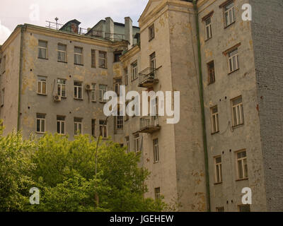 Vecchio costruito in mattoni edificio residenziale a Mosca Foto Stock