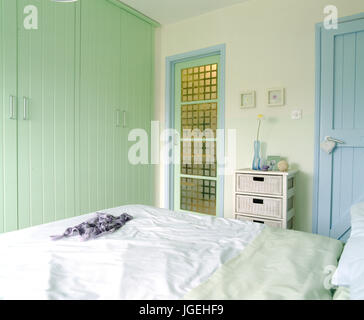 Moderna camera da letto in appartamento piccolo Foto Stock