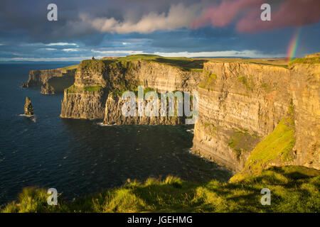 Impostazione della luce solare su scogliere di Moher , County Clare, Repubblica di Irlanda Foto Stock