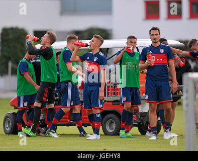 01.07.2017, Fussball 1.Liga 2017/2018, FC Bayern München Trainingsauftakt an der Säbener Strasse in München, re: Mats Hummels (Bayern München) bei der Trinkpause. Foto: Cronos/MIS Foto Stock