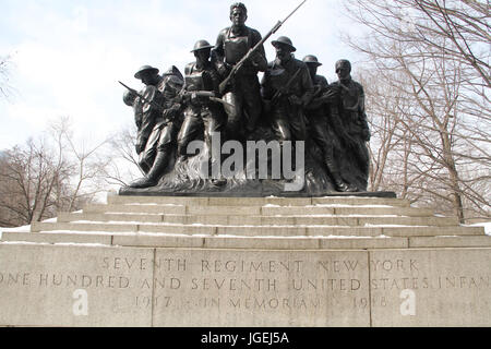 107Th reggimento monumento, Fifth Avenue, Central Park, New York, Stati Uniti Foto Stock