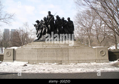 107Th reggimento monumento, Fifth Avenue, Central Park, New York, Stati Uniti Foto Stock