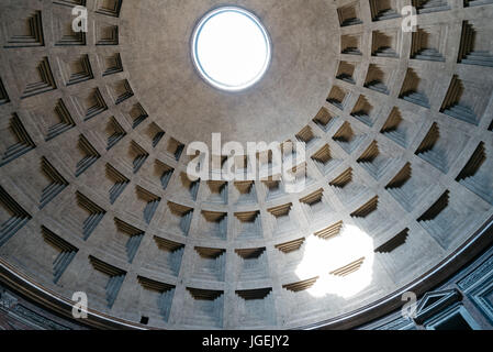 Roma, Italia - 18 agosto 2016: vista interna del Pantheon di Agripa a Roma. Il Pantheon è un ex tempio romano, ora una chiesa. Foto Stock