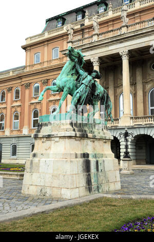 Statua equestre di Vastagh György al di fuori della Galleria Nazionale Ungherese, il castello di Buda, Budapest, Ungheria. Foto Stock