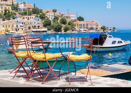 Sidewalk Cafe su Symi. Isole dodecanesi, Grecia, Europa Foto Stock