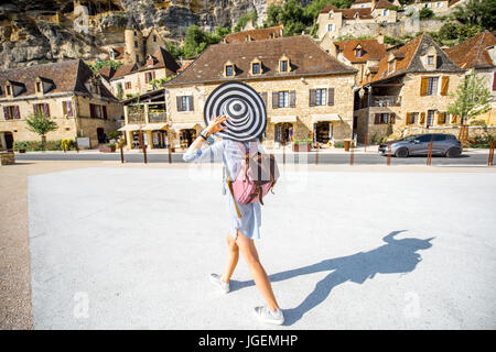 Donna che viaggia in La Roque Gageac village, Francia Foto Stock