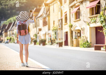 Donna che viaggia in La Roque Gageac village, Francia Foto Stock