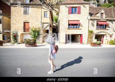 Donna che viaggia in La Roque Gageac village, Francia Foto Stock