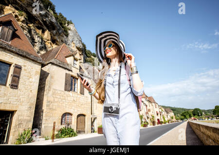 Donna che viaggia in La Roque Gageac village, Francia Foto Stock