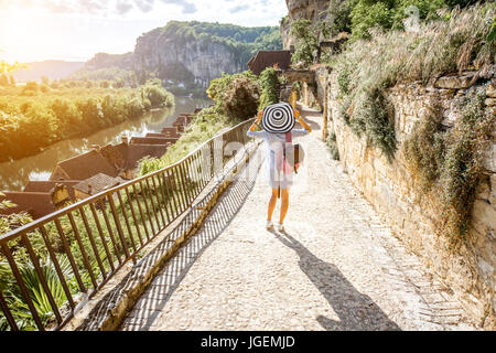 Donna che viaggia in La Roque Gageac village, Francia Foto Stock