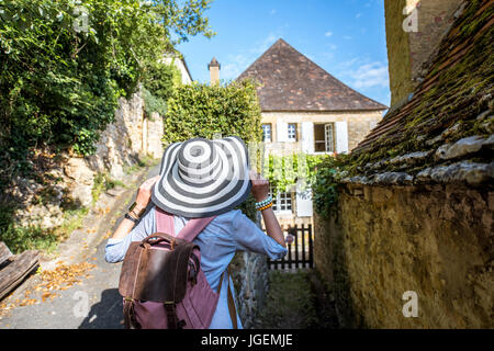 Donna che viaggia in La Roque Gageac village, Francia Foto Stock