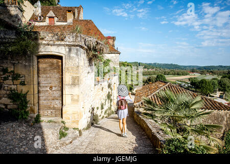 Donna che viaggia in La Roque Gageac village, Francia Foto Stock