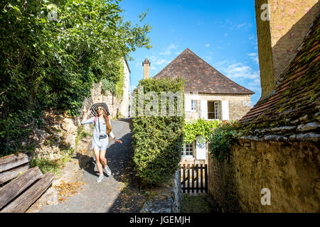 Donna che viaggia in La Roque Gageac village, Francia Foto Stock