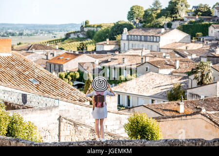 Donna tarveling a Saint Emilion village, Francia Foto Stock