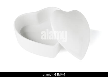 A forma di cuore contenitore in ceramica su sfondo bianco Foto Stock