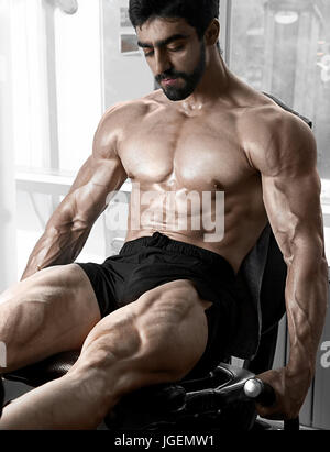 Forte formazione bodybuilder quads Foto Stock