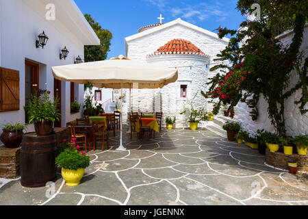 Coffee shop in una strada di Messaria village sulla kithnos isola. Foto Stock