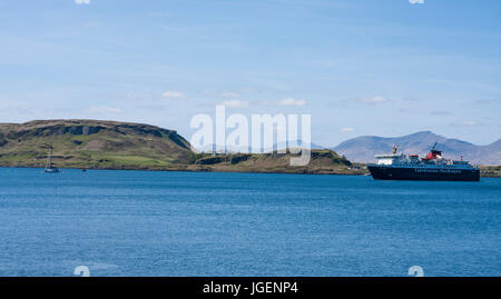 Il Caledonian MacBrayne entra in traghetto al porto di Oban,Argyll and Bute,Scozia,UK Foto Stock