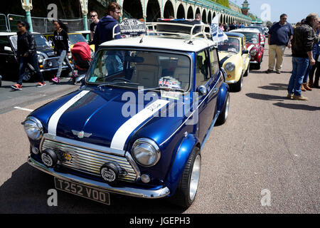 Brighton, Regno Unito - 17 Maggio 2015: Londra a Brighton Mini auto Run. Questo evento annuale è organizzato da Londra e di Surrey Mini Owners Club. Foto Stock