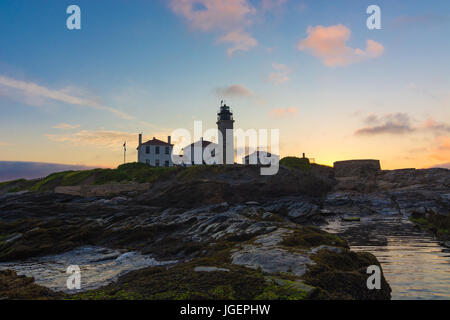 Coda di castoro Lighthouse durning una grande sunrise ma nota le nuvole sulla sinistra.rock Foto Stock