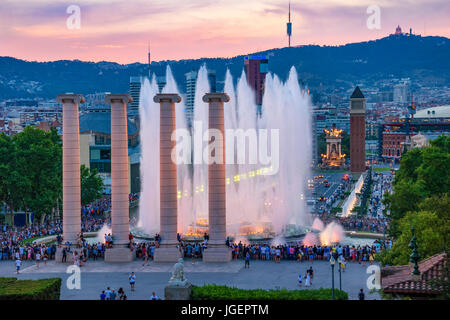 Vista notturna della fontana magica spettacolo di luci a Barcellona, Spagna Foto Stock